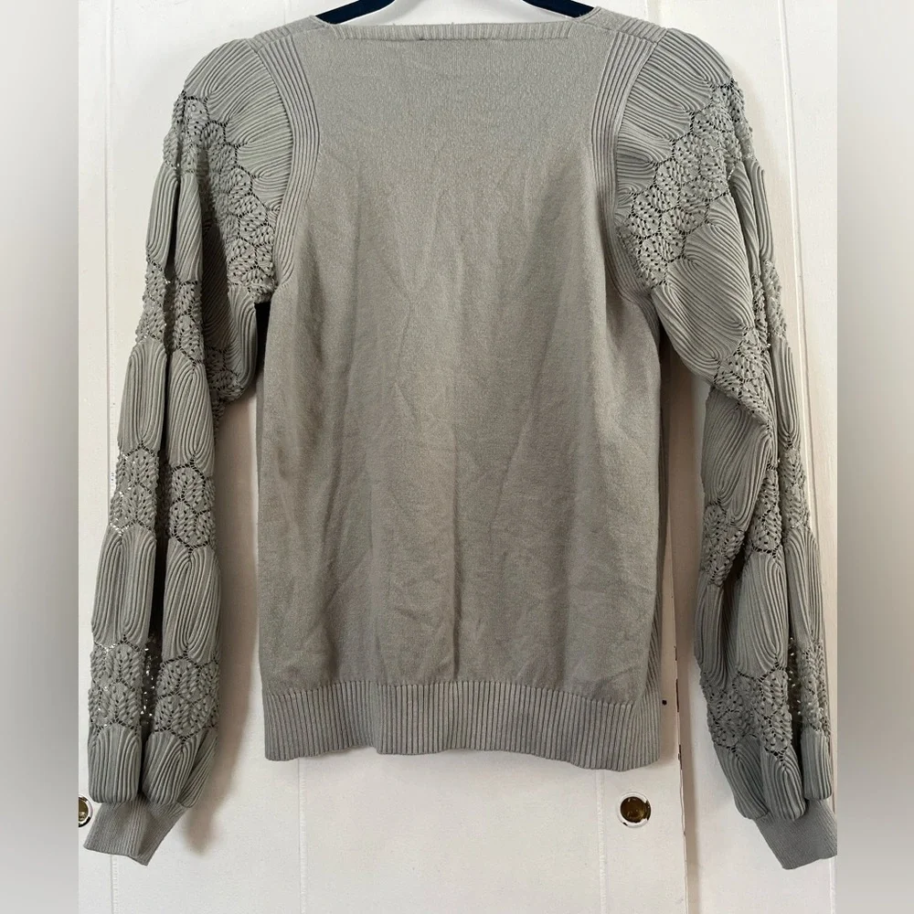 Sioni Milano Gray Pleated V-Neck Woman’s Sweater With Lacey Textured Sleeves - Picture 5 of 8